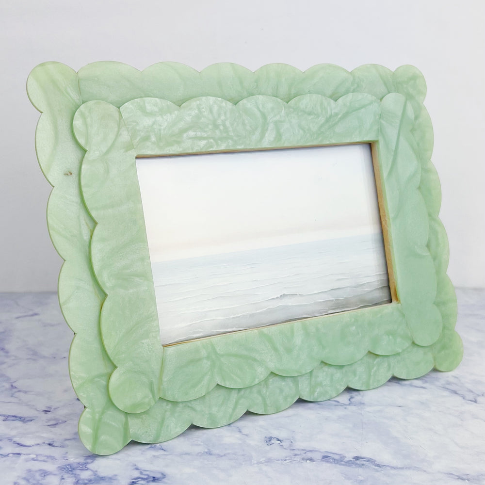 Scalloped 4 x 6 Frame with Stand