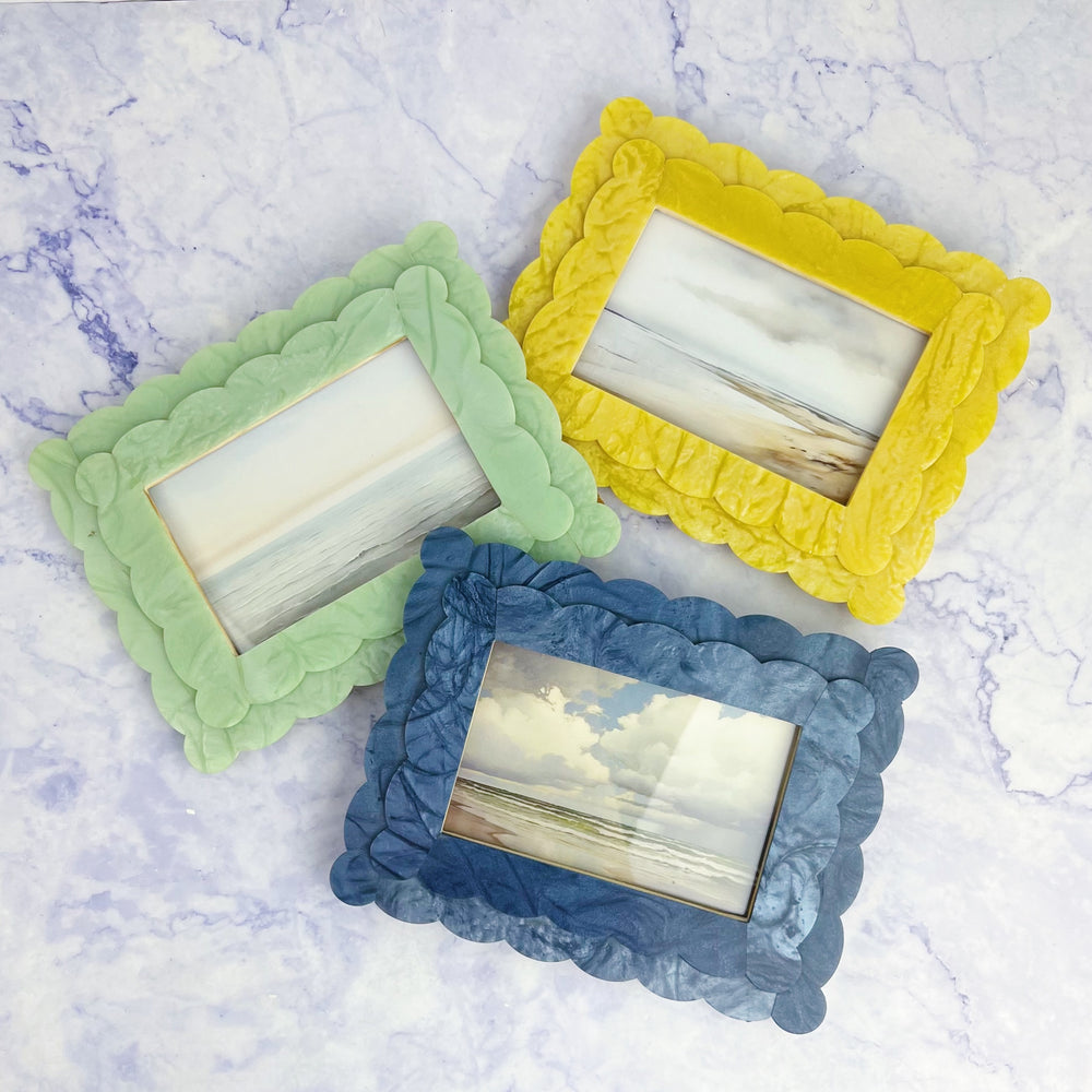 Scalloped 4 x 6 Frame with Stand