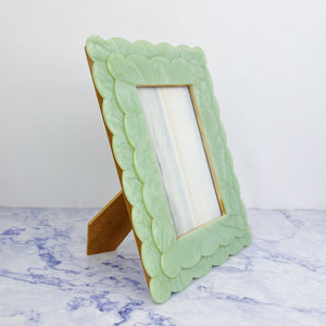 Scalloped 4 x 6 Frame with Stand