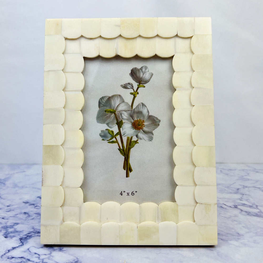 Scalloped Bone 4 x 6 Frame with Stand