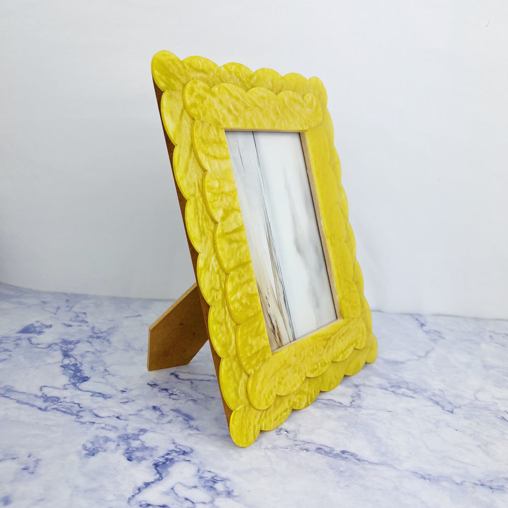 Scalloped 4 x 6 Frame with Stand