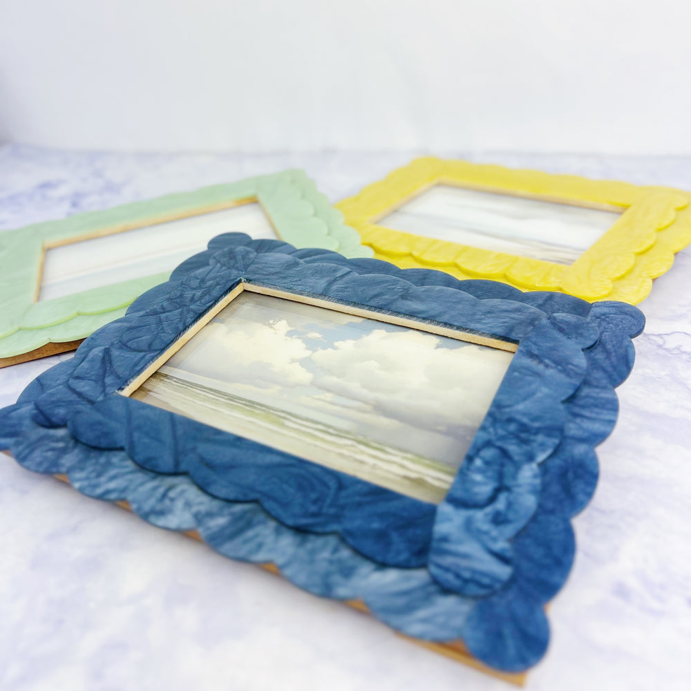 Scalloped 4 x 6 Frame with Stand