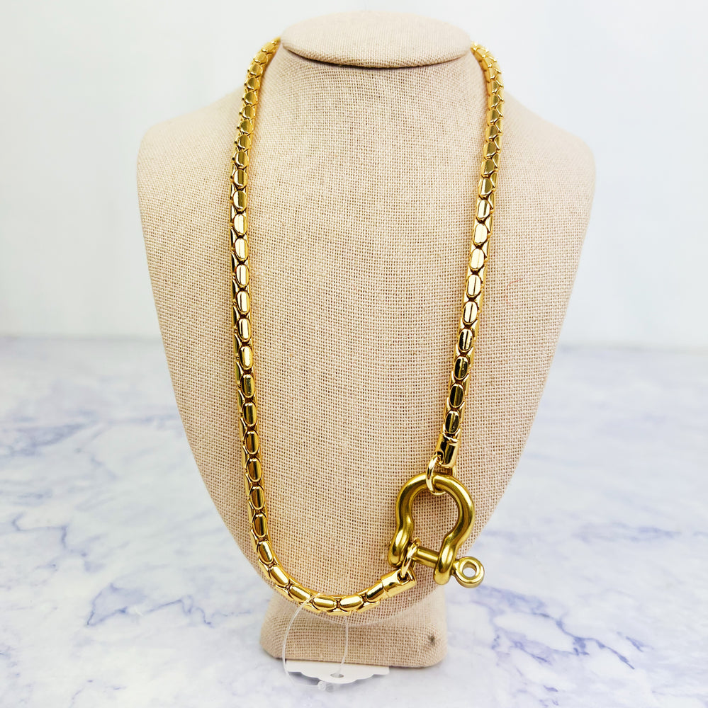 Coastal Grit Horseshoe Necklace