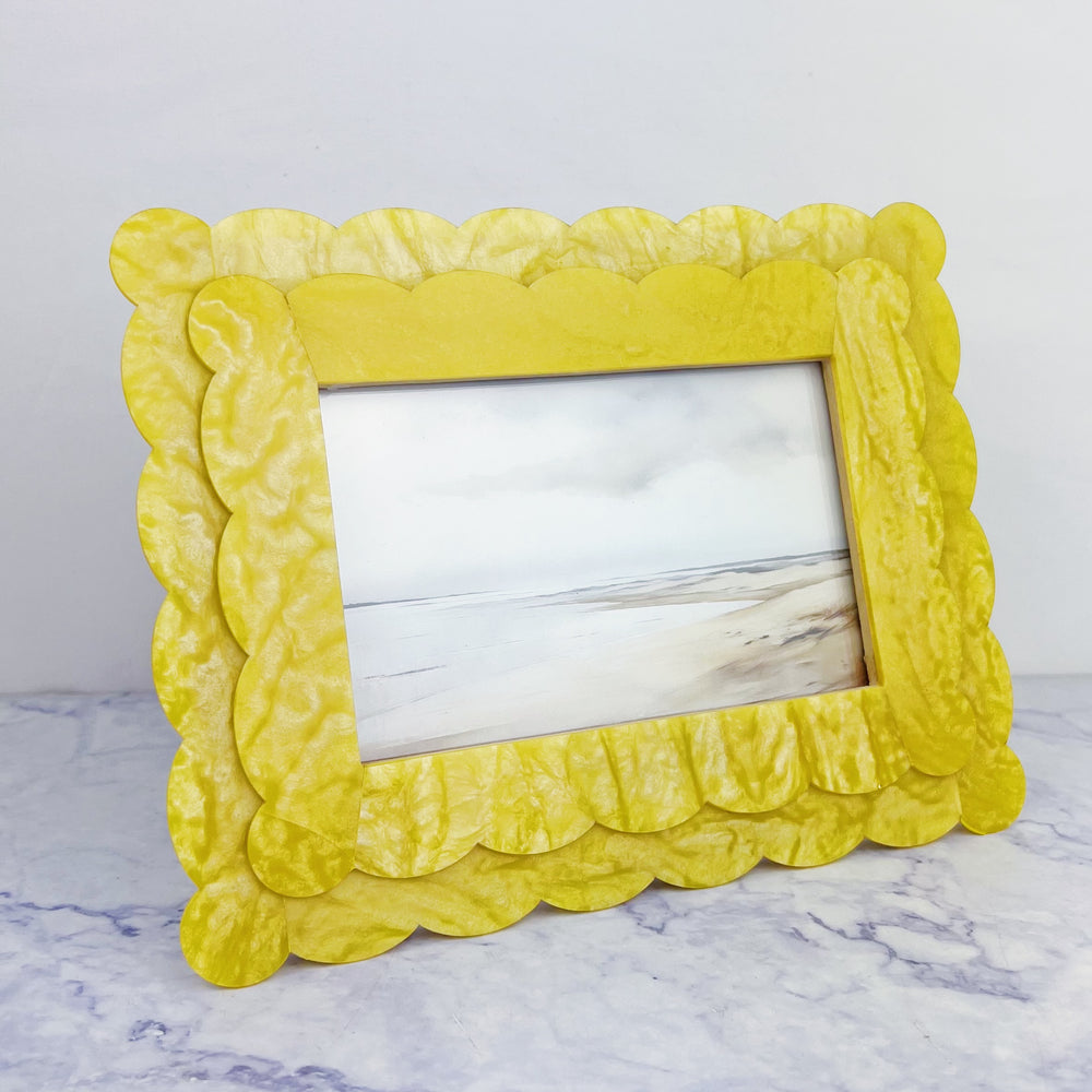 Scalloped 4 x 6 Frame with Stand